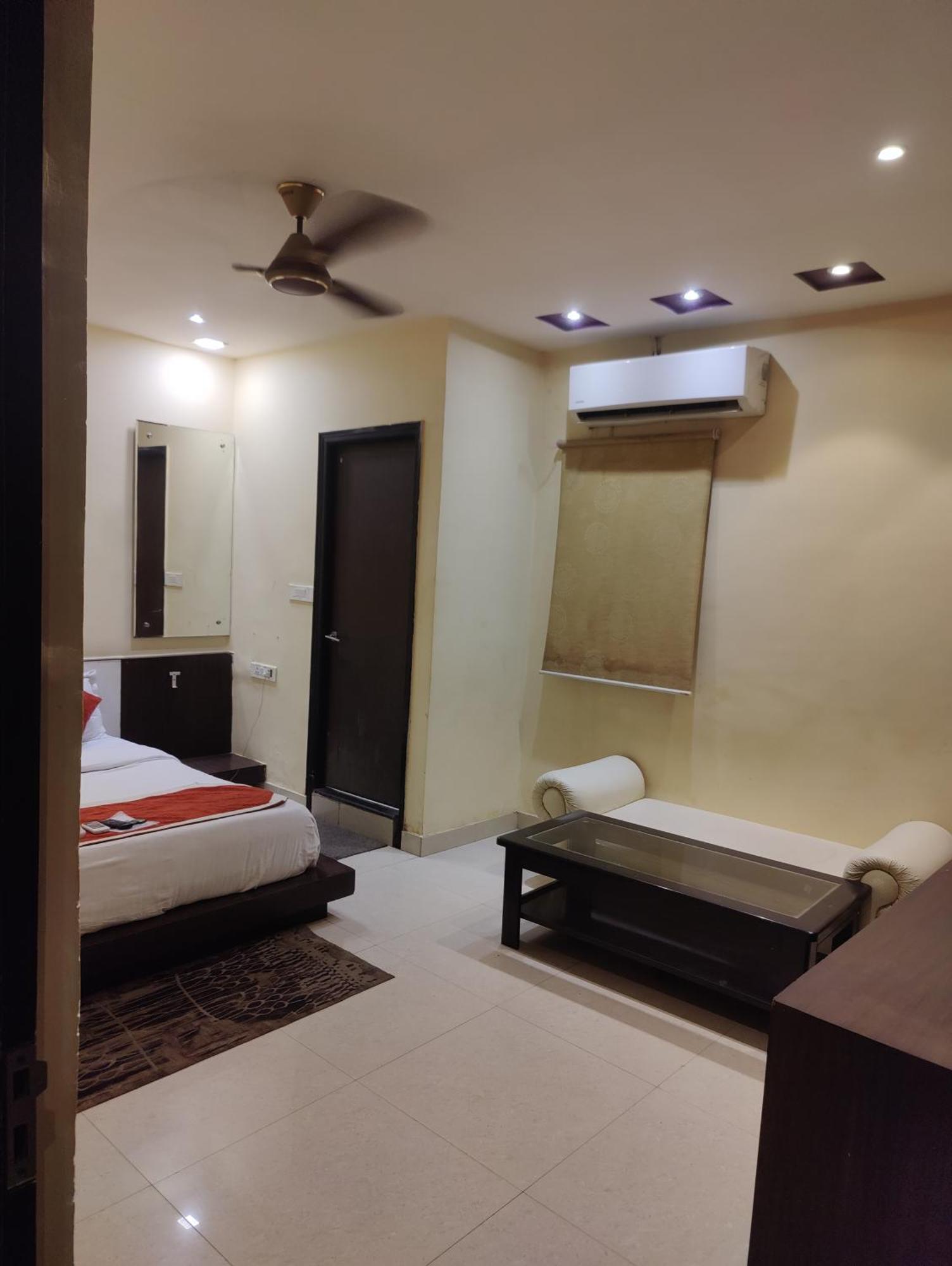 Hotel Sanjay Galaxy,Kanpur Zewnętrze zdjęcie