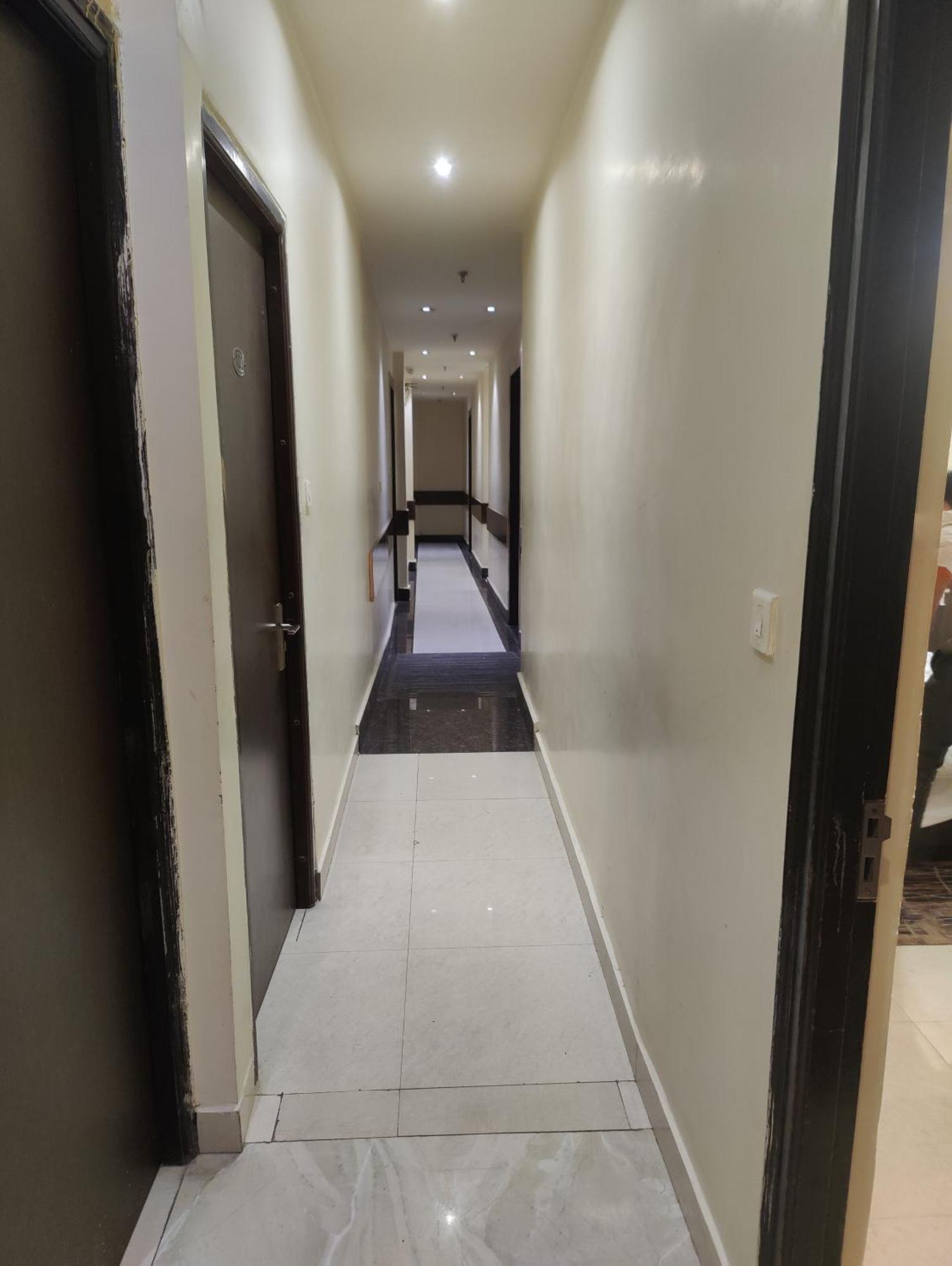 Hotel Sanjay Galaxy,Kanpur Zewnętrze zdjęcie