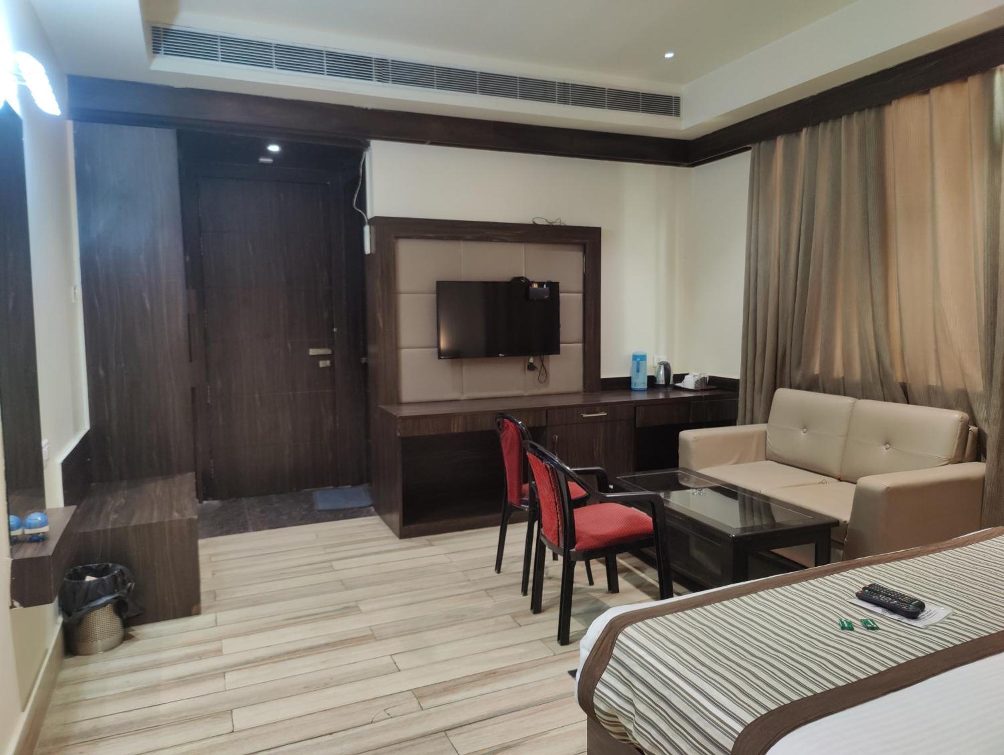 Hotel Sanjay Galaxy,Kanpur Zewnętrze zdjęcie