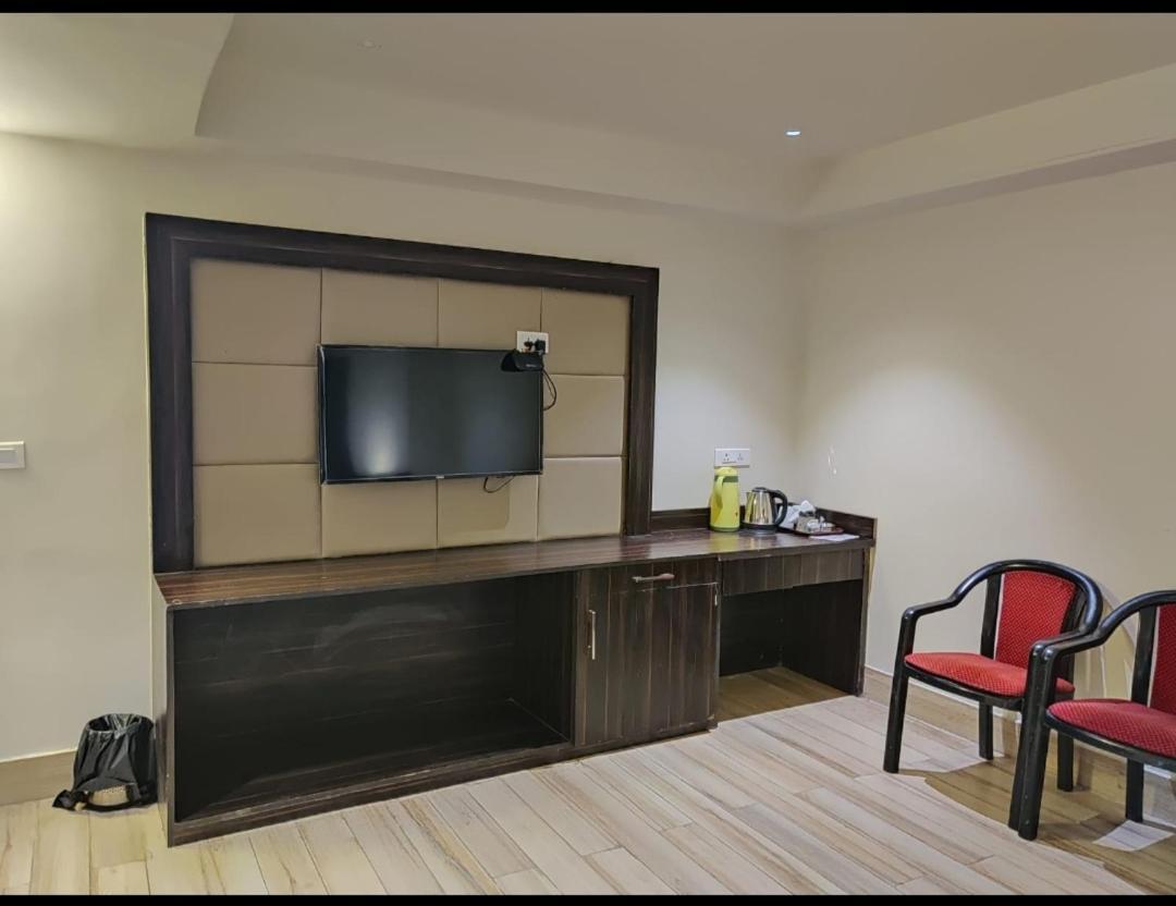 Hotel Sanjay Galaxy,Kanpur Zewnętrze zdjęcie