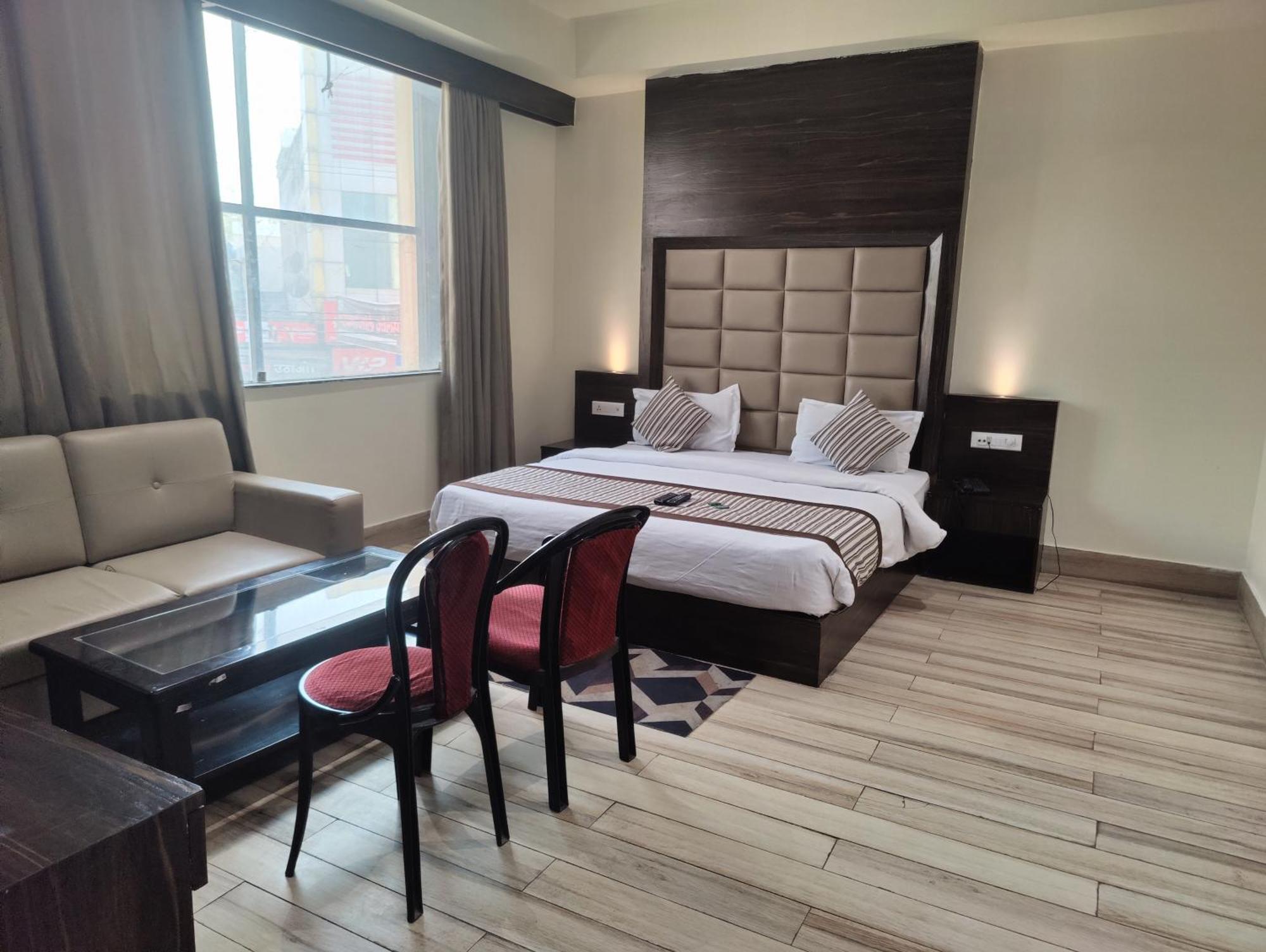 Hotel Sanjay Galaxy,Kanpur Zewnętrze zdjęcie