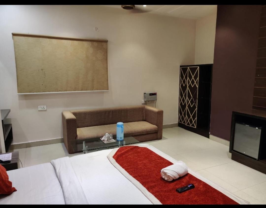 Hotel Sanjay Galaxy,Kanpur Zewnętrze zdjęcie