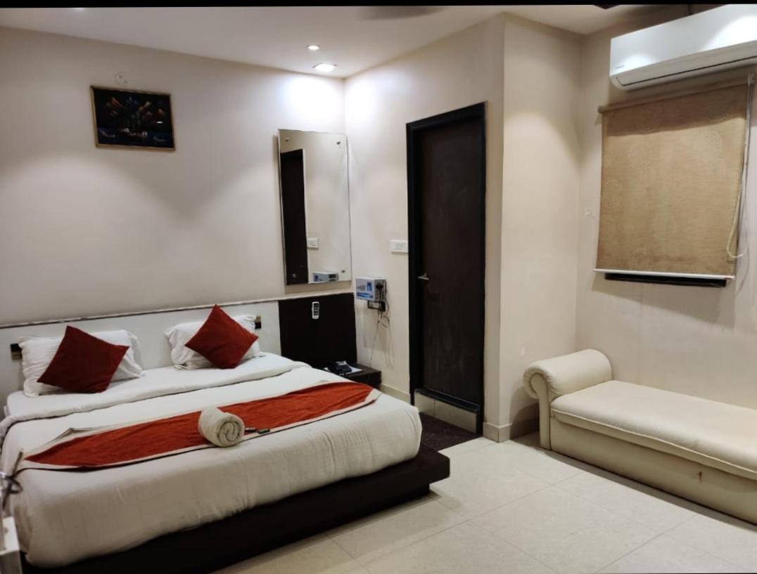 Hotel Sanjay Galaxy,Kanpur Zewnętrze zdjęcie